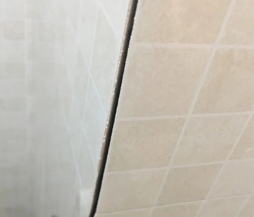 奉贤瓷砖空鼓维修公司分享阳台瓷砖脱落的修复过程可以分为以下几个步骤