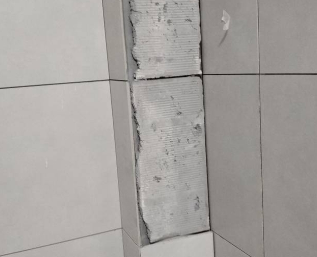 奉贤瓷砖空鼓维修公司分享下瓷砖施工前基层浇水润湿程度不足，可能导致以下问题