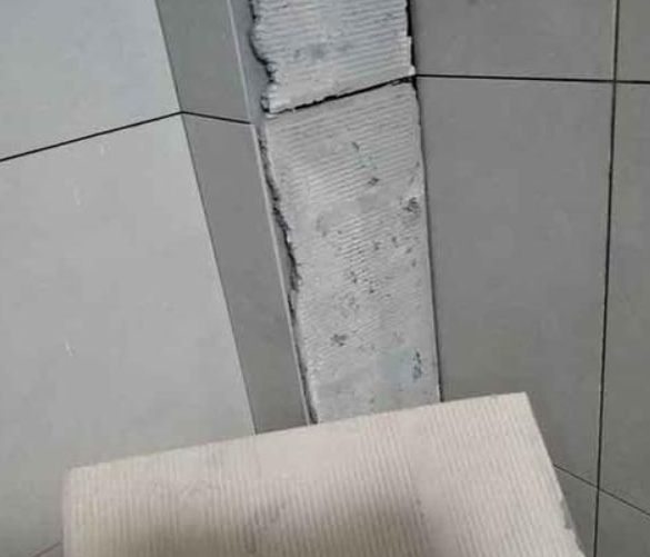 奉贤瓷砖空鼓维修公司分享下厨房瓷砖脱落的补救措施。